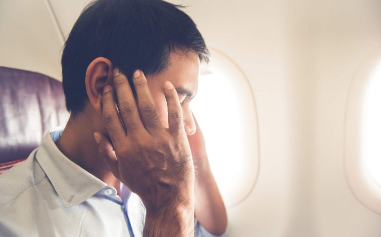 271320-dor-de-ouvido-no-aviao-quais-os-motivos-e-como-evitar